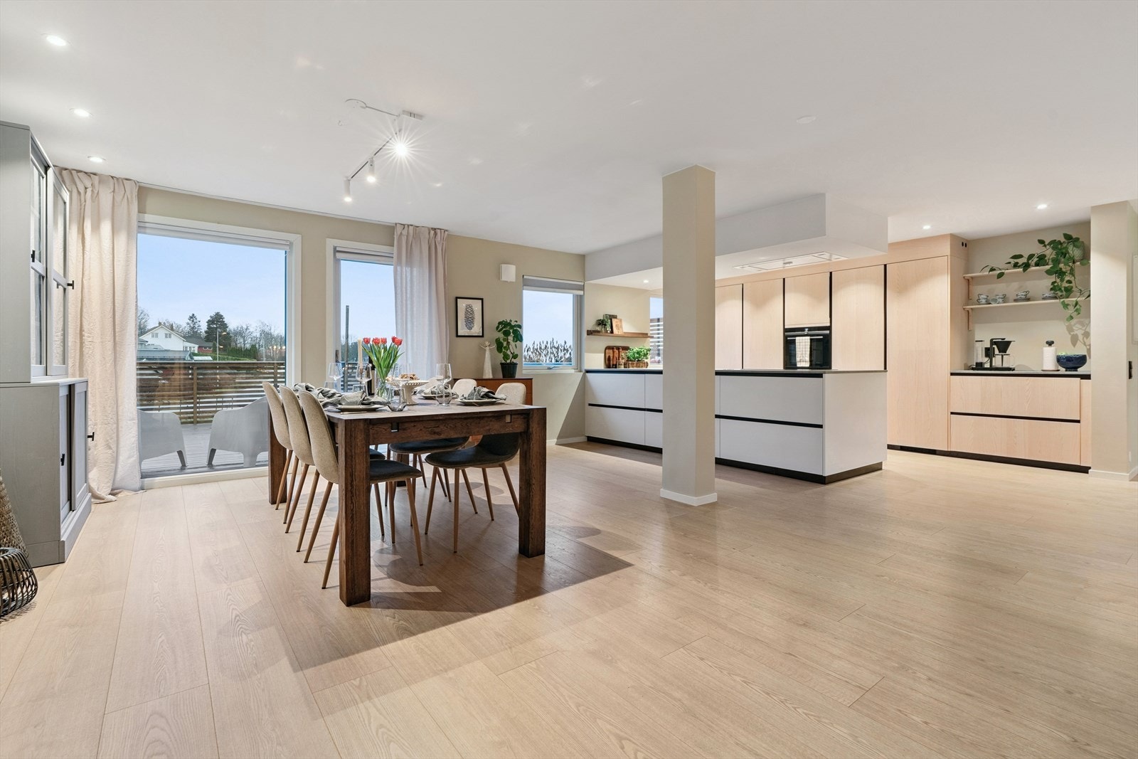 Gulvet er belagt med lekker enstavs laminat, god takhøyde og de lyse veggene sammen med store vindusflater slipper inn rikelig med dagslys Galleribilde