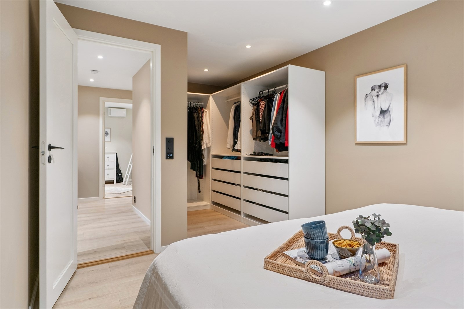 Hovedsoverommet har mulighet til garderobe som et funksjonelt og stilfullt walk-in closet som kan gi en følelse av luksus i hverdagen Galleribilde