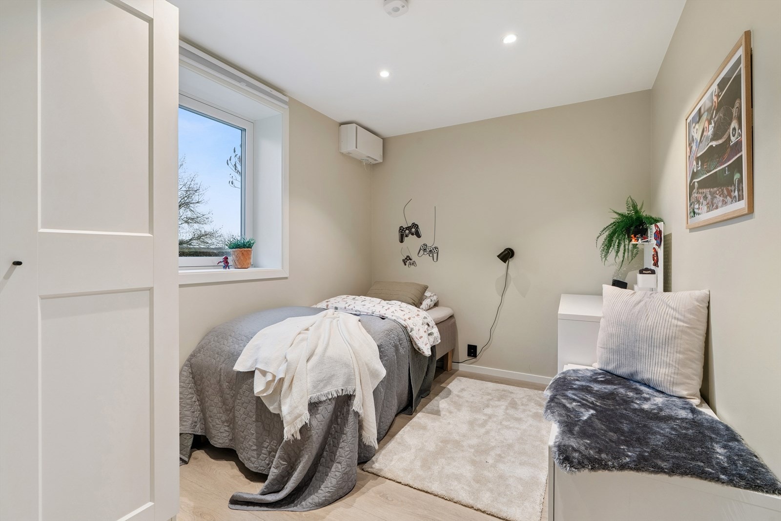 Soverommene har god plass til seng, garderobeskap og tilhørende møbler. (Frittstående garderobeskap medfølger ikke i salget) Galleribilde