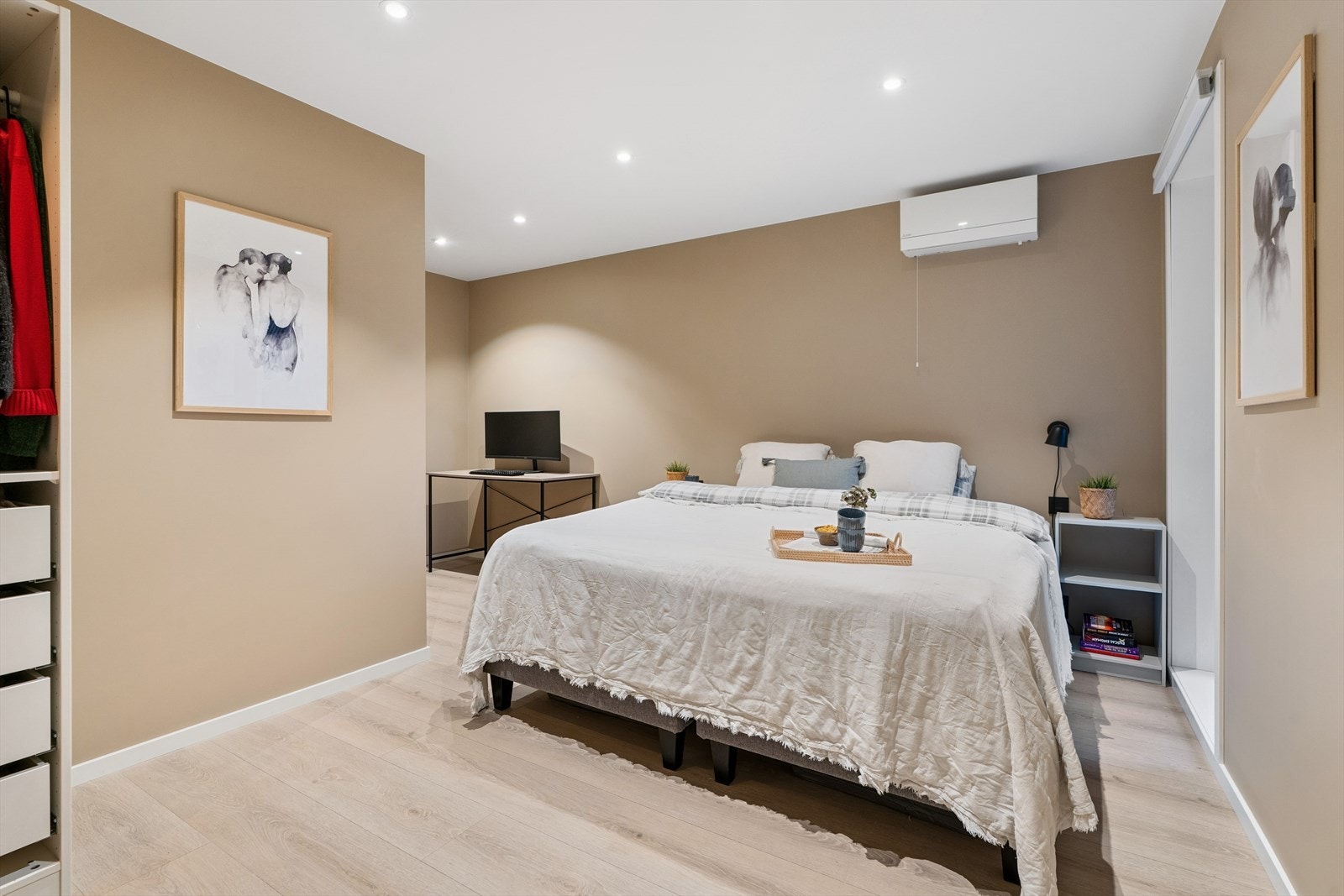 Boligen har fire innbydende soverom, alle samlet i boligens underetasje (senere tilbygg) Galleribilde