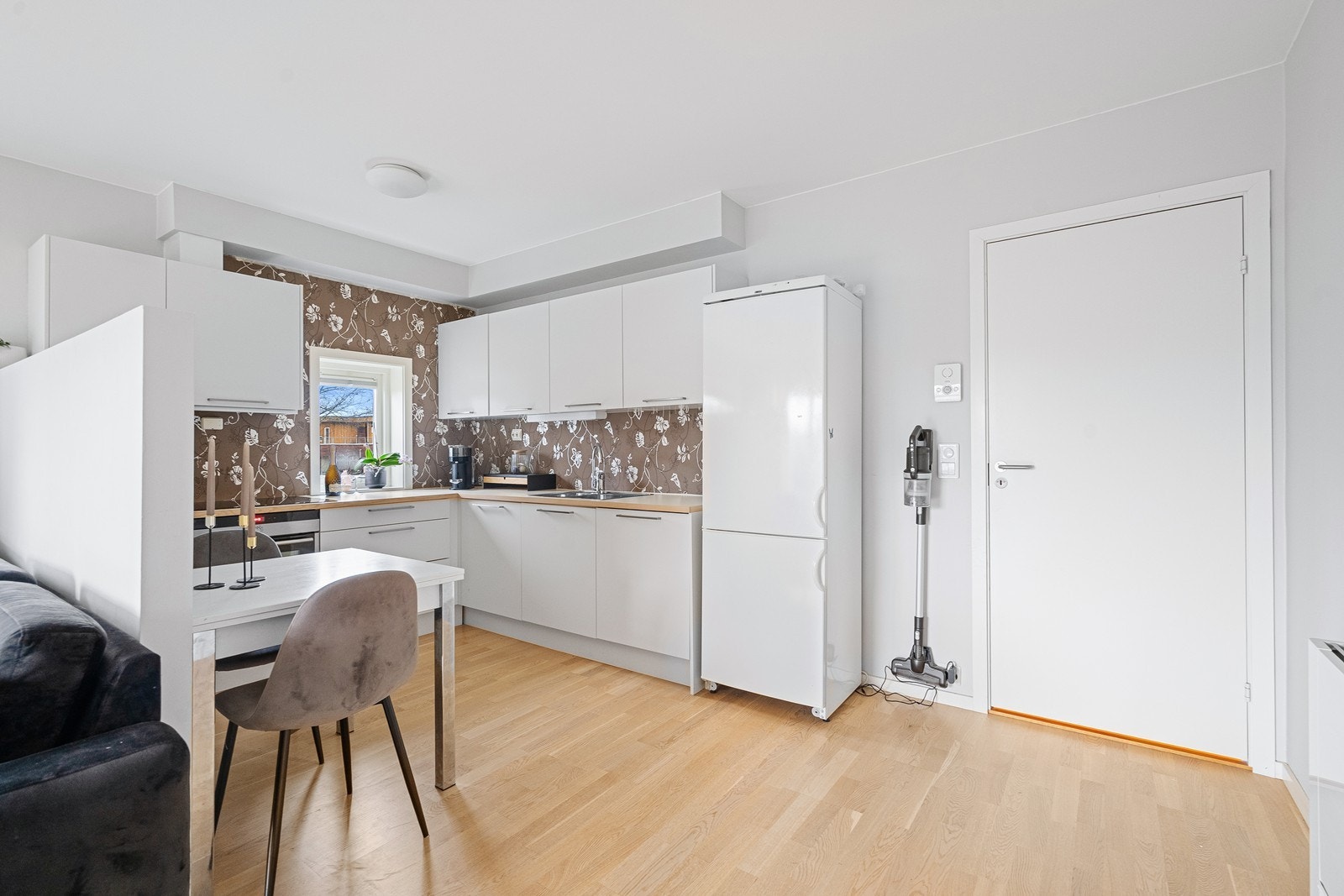 Kjøkken med god skap- og benkplass. Galleribilde