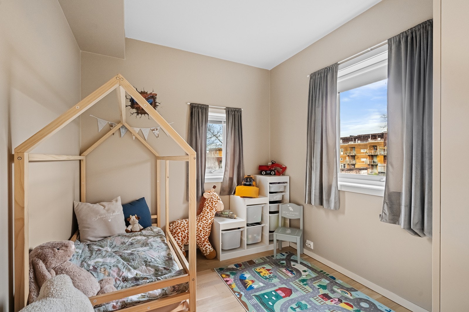 Soverom 2 - Det andre soverommet kan brukes som gjesterom, kontor eller barnerom, alt etter behov. Galleribilde