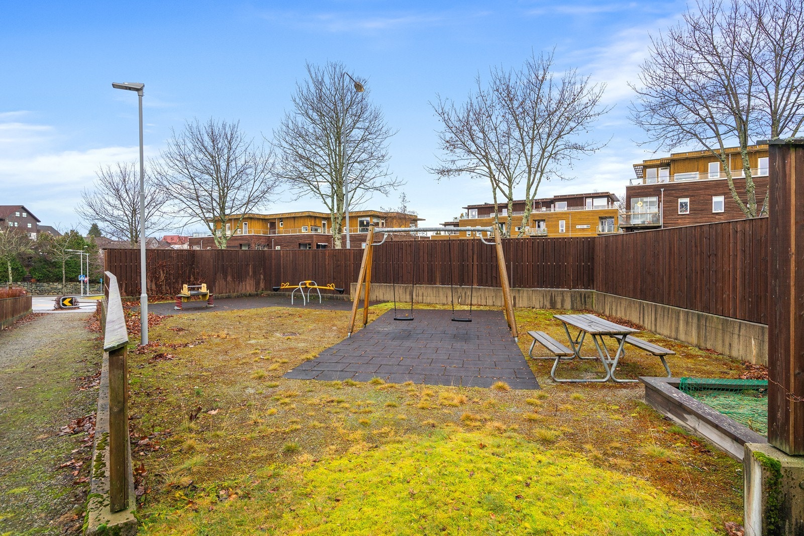 Nærområdet. Leiligheten har også en attraktiv beliggenhet med nærhet til vakre tur- og friluftsområder, noe som gjør det enkelt å nyte aktivitet og rekreasjon i naturskjønne omgivelser. Galleribilde