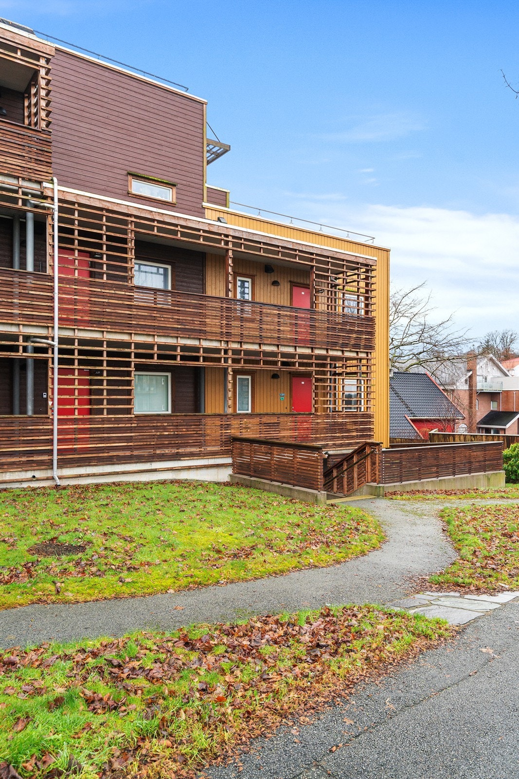 Leiligheten ligger i et rolig, hyggelig og barnevennlig boligområde på Hommersåk i Sandnes kommune. Leiligheten ligger sentralt på Hommersåk med gangavstand til det meste. Galleribilde