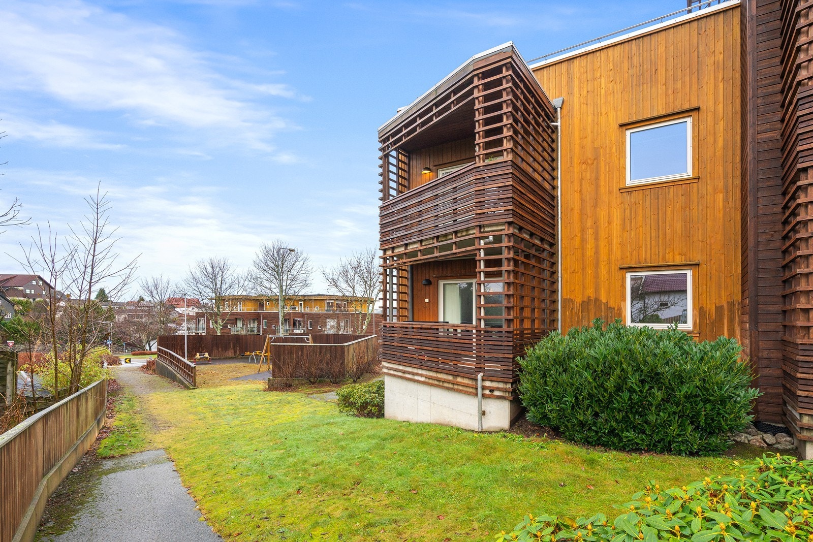 Fra stuen er det utgang til en solrik balkong med god plass til både sittegruppe og grill, perfekt for hyggelige måltider og avslapning utendørs. Galleribilde