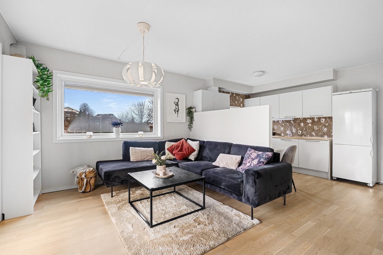 Det er åpen og sosial løsning mellom stue og kjøkken. Galleribilde