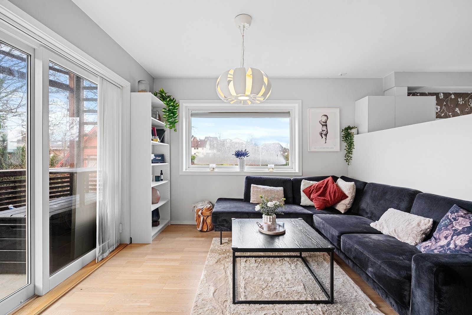 Leiligheten har store vindusflater og er innredet i lyse og tiltalende farger. Galleribilde