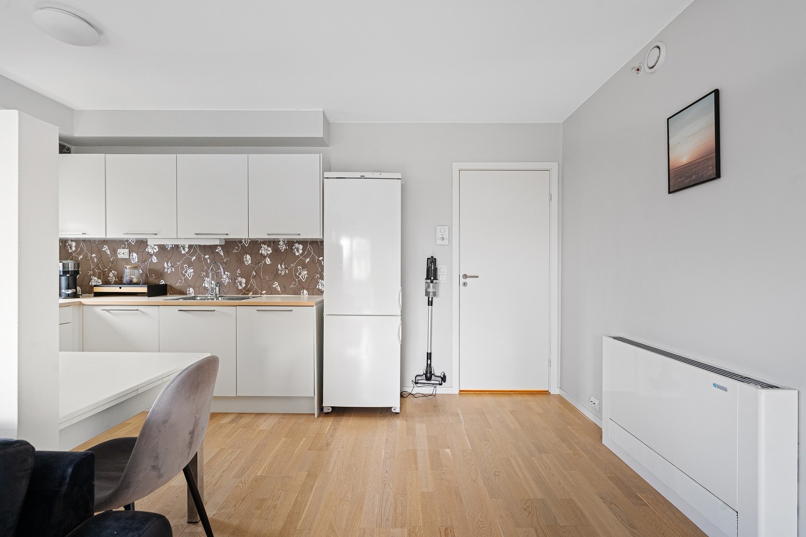 Leiligheten også utstyrt med vannbåren varme via radiatorer, som gir effektiv oppvarming, noe som bidrar til et behagelig inneklima året rundt. Galleribilde