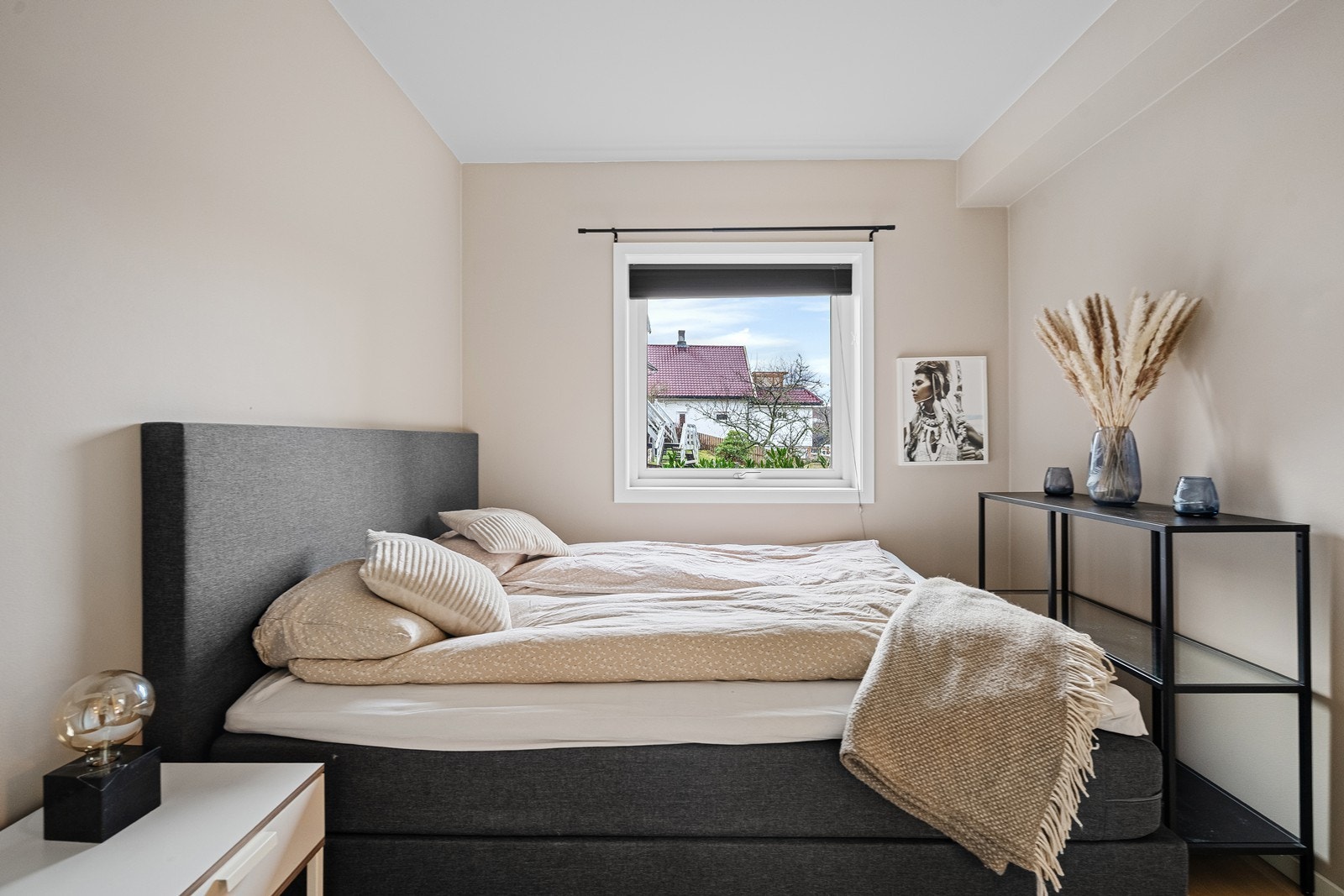 Romslige soverom med god plass til stor seng og garderobeløsning. Galleribilde