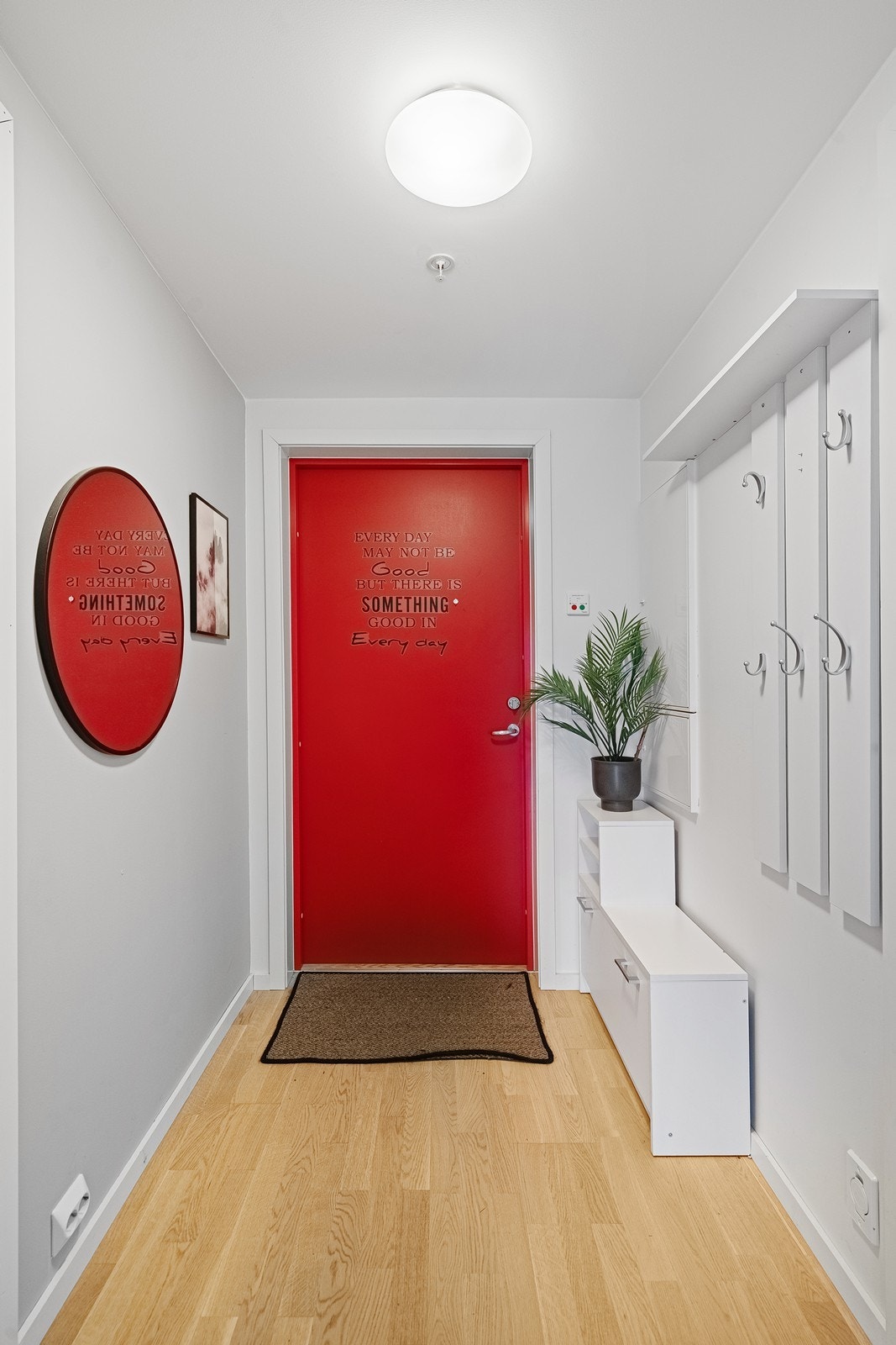 Velkommen inn! Entré med akkurat nok plass til å henge fra seg klær. Fra entréen er det direkte tilgang til soverom og bad. Galleribilde