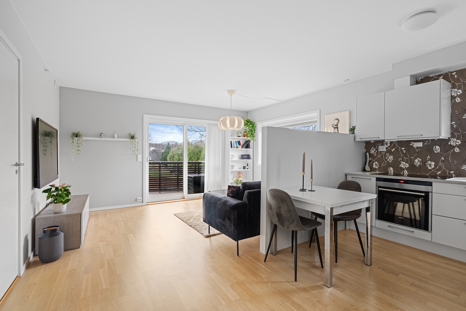 En skillevegg mellom kjøkken og stue gjør det mulig å dele opp rommet i separate soner. Galleribilde