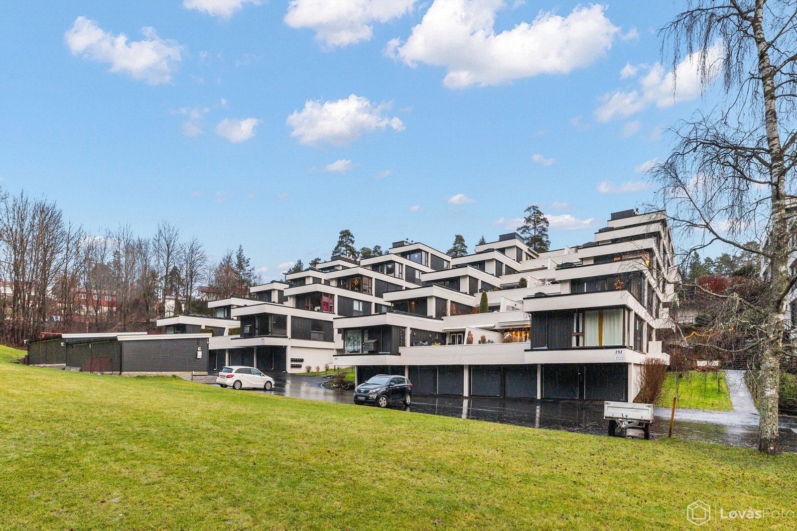 Leiligheten har en attraktiv beliggenhet i et veletablert og barnevennlig område på Nordstrand. Det medfølger garasjeplass med elbillader i anlegg fra 2023, samt en praktisk kjellerbod. Galleribilde