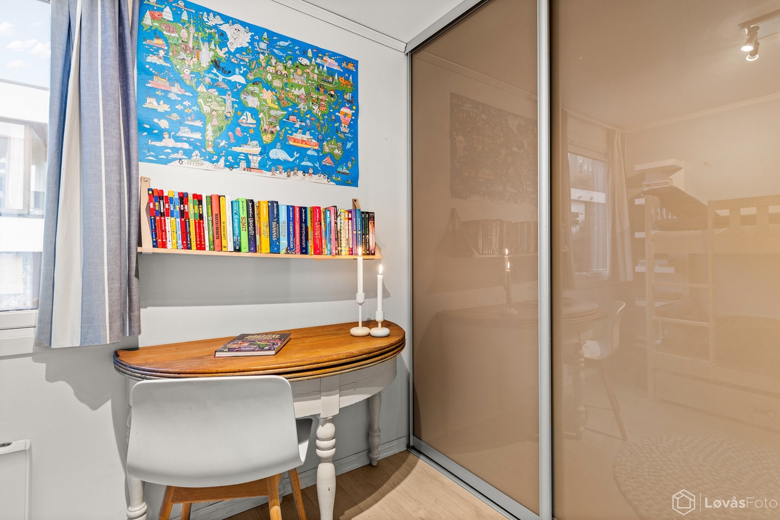 Også her er det en praktisk skyvedørsgarderobe for effektiv oppbevaring. Galleribilde