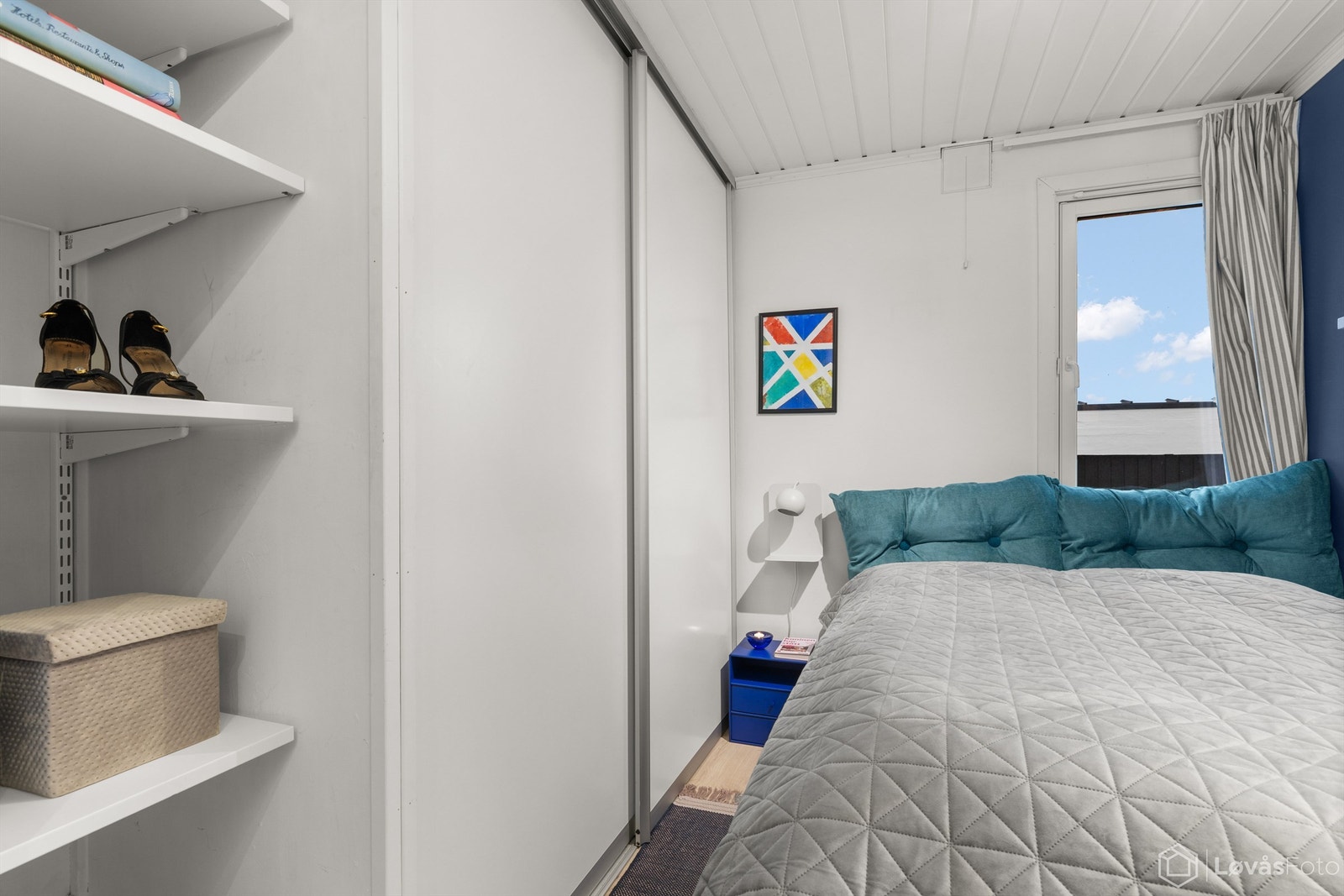 En romslig skyvedørsgarderobe gir rikelig med oppbevaringsplass. Galleribilde