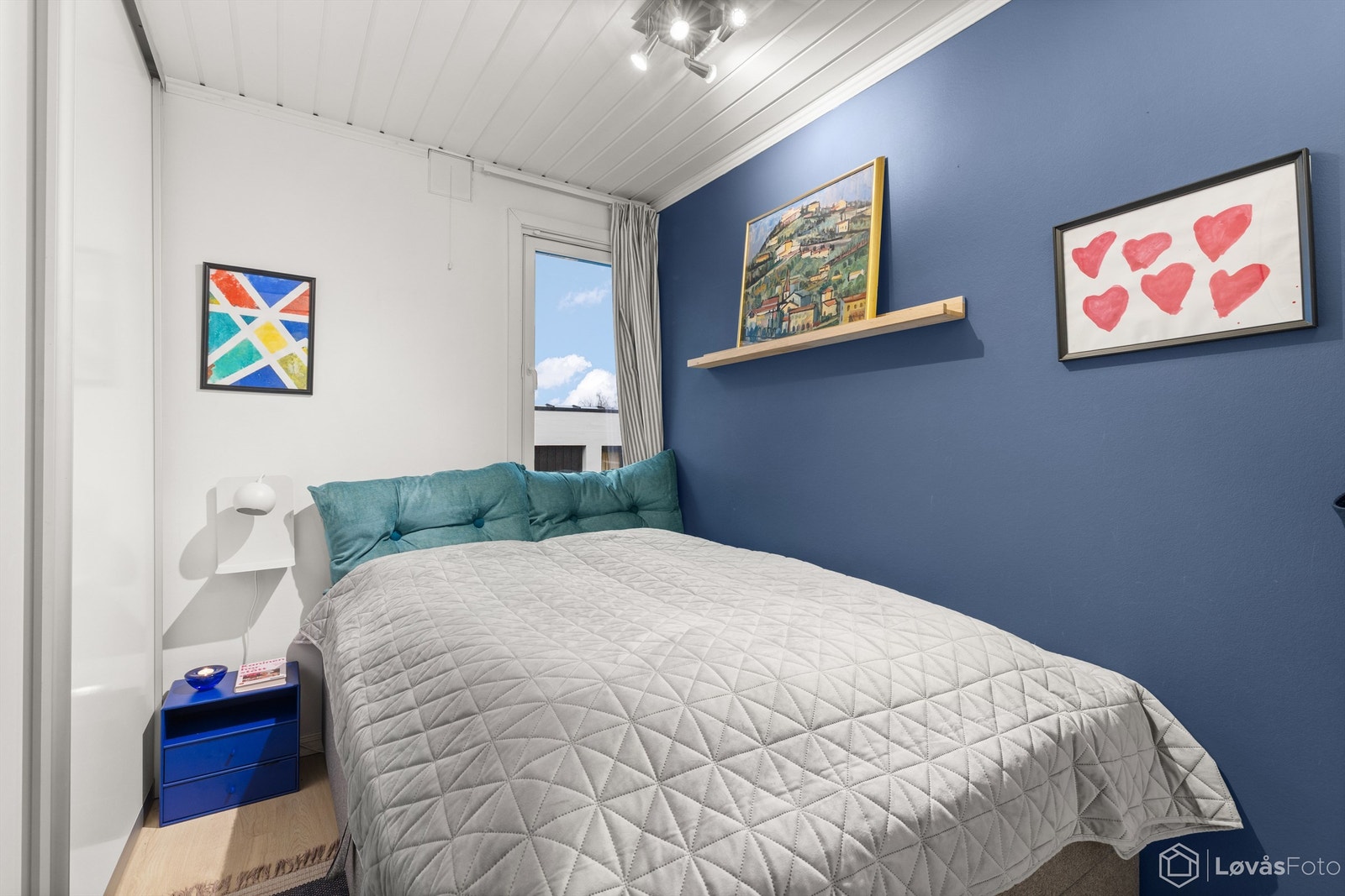 Leiligheten har to soverom. Dette soverommet egner seg godt som barnerom, gjesterom eller kontor. Galleribilde