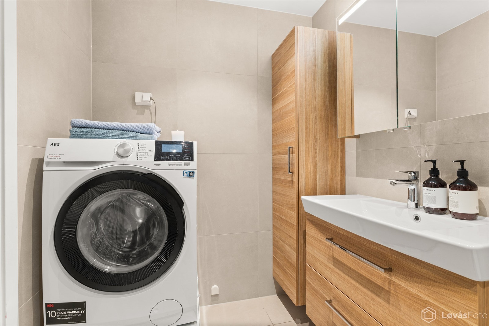 Rommet er utstyrt med opplegg for vaskemaskin og har godt med skapplass. Galleribilde