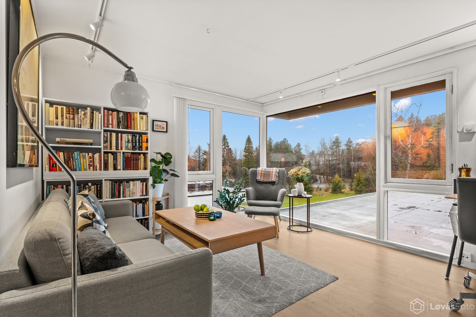 Vinduene mot vest er utstyrt med automatisk solskjerming for økt komfort. Galleribilde