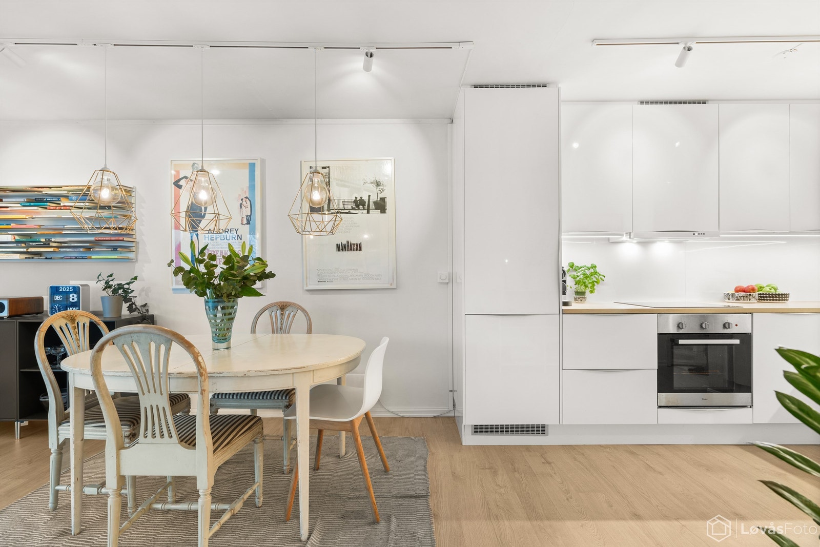 Kjøkkenet fra 2019 er praktisk innredet med glatte fronter og integrerte hvitevarer. Galleribilde