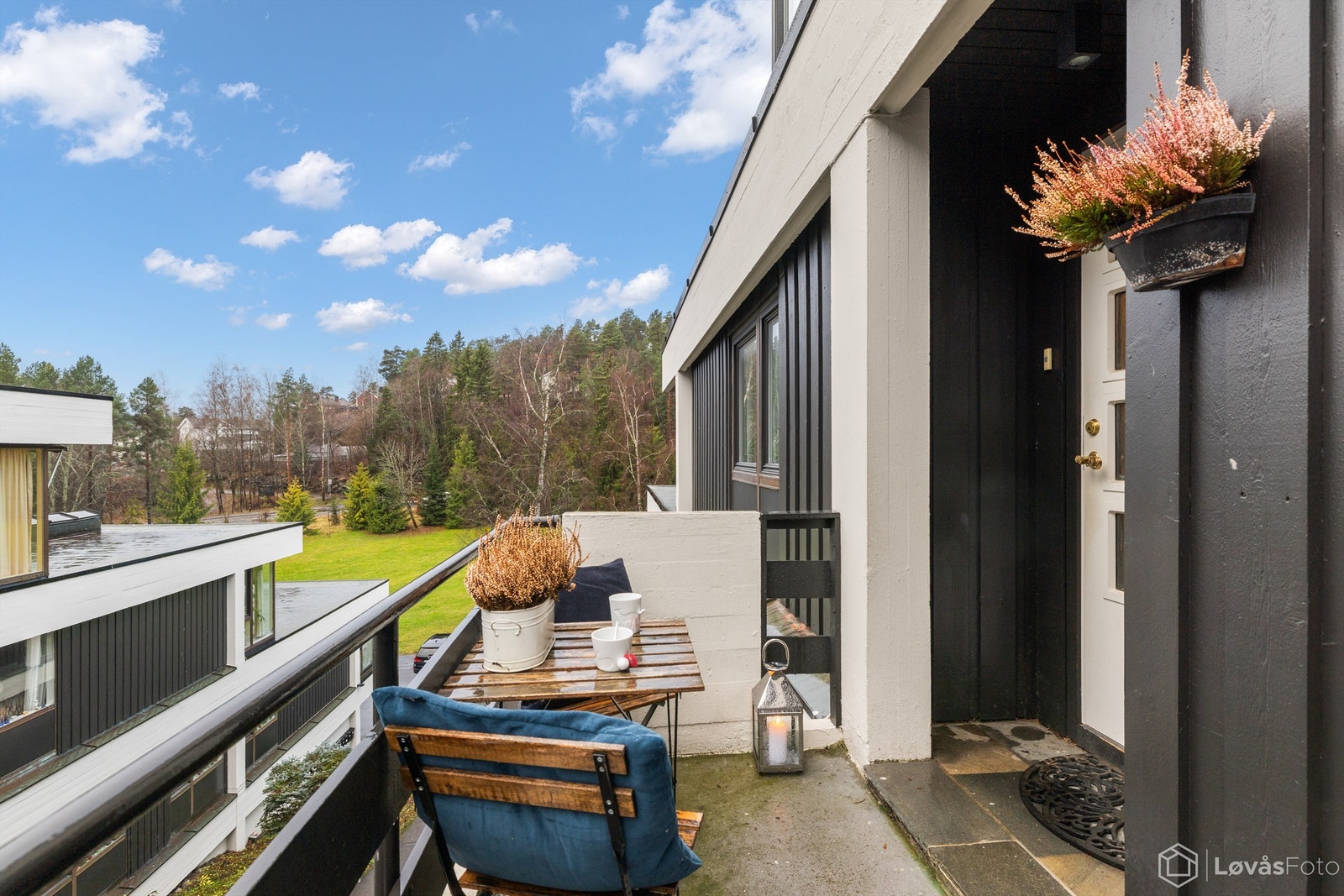 Hyggelig uteplass ved inngangspartiet Galleribilde