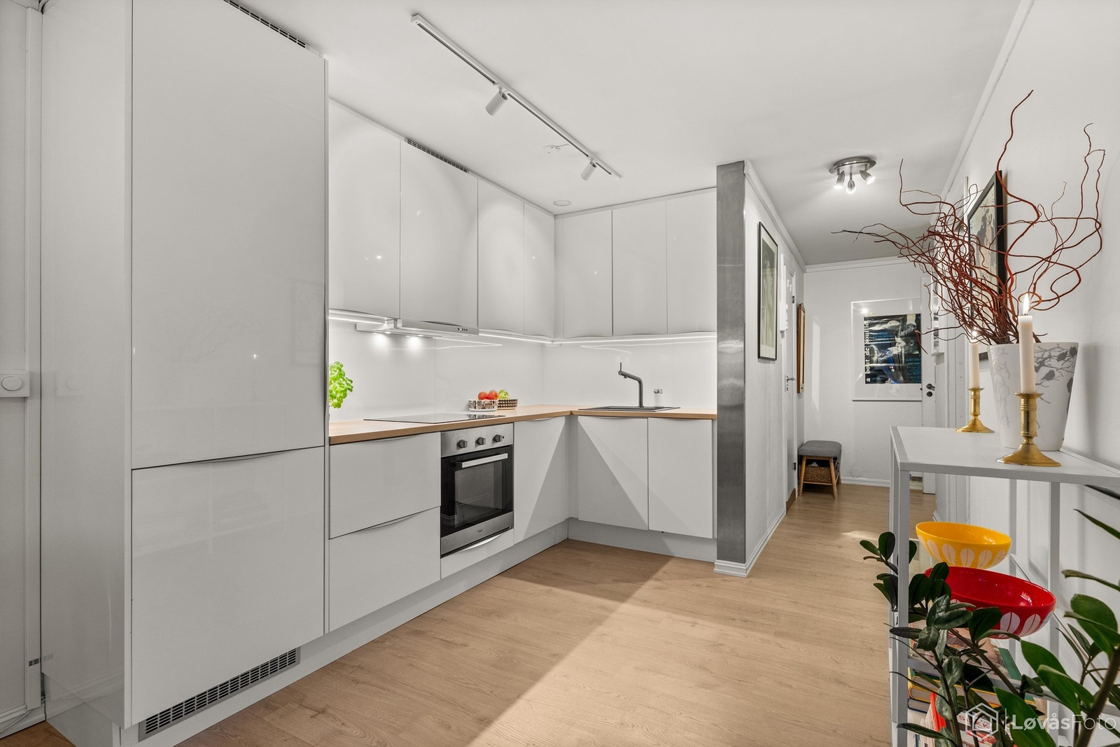 Innredningen inkluderer stekeovn, induksjonstopp, oppvaskmaskin og kjøleskap med frysedel. Galleribilde