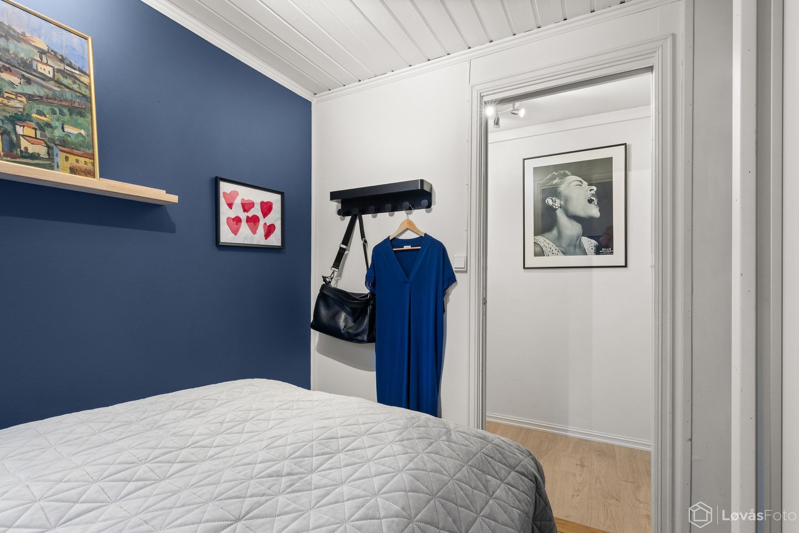 Soverommene har, i likhet med stuen, laminat på gulvet og malte, glatte flater. Galleribilde