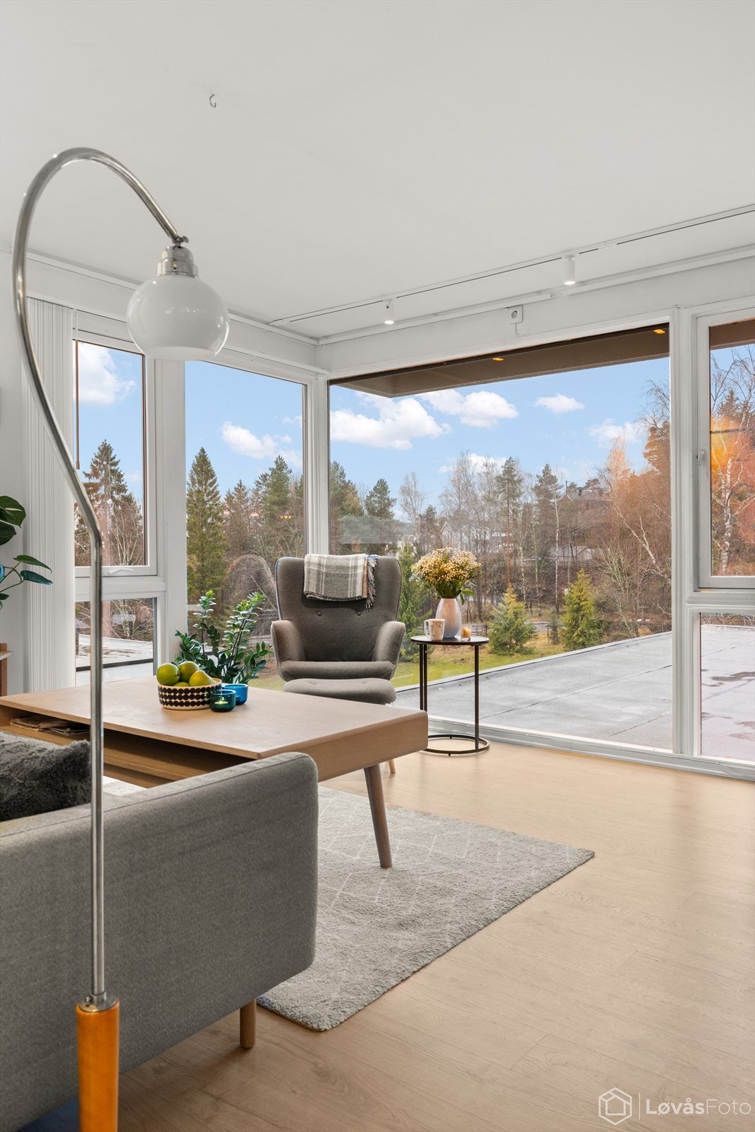 Den åpne løsningen skaper en god flyt mellom stue, spisestue og kjøkken. Galleribilde