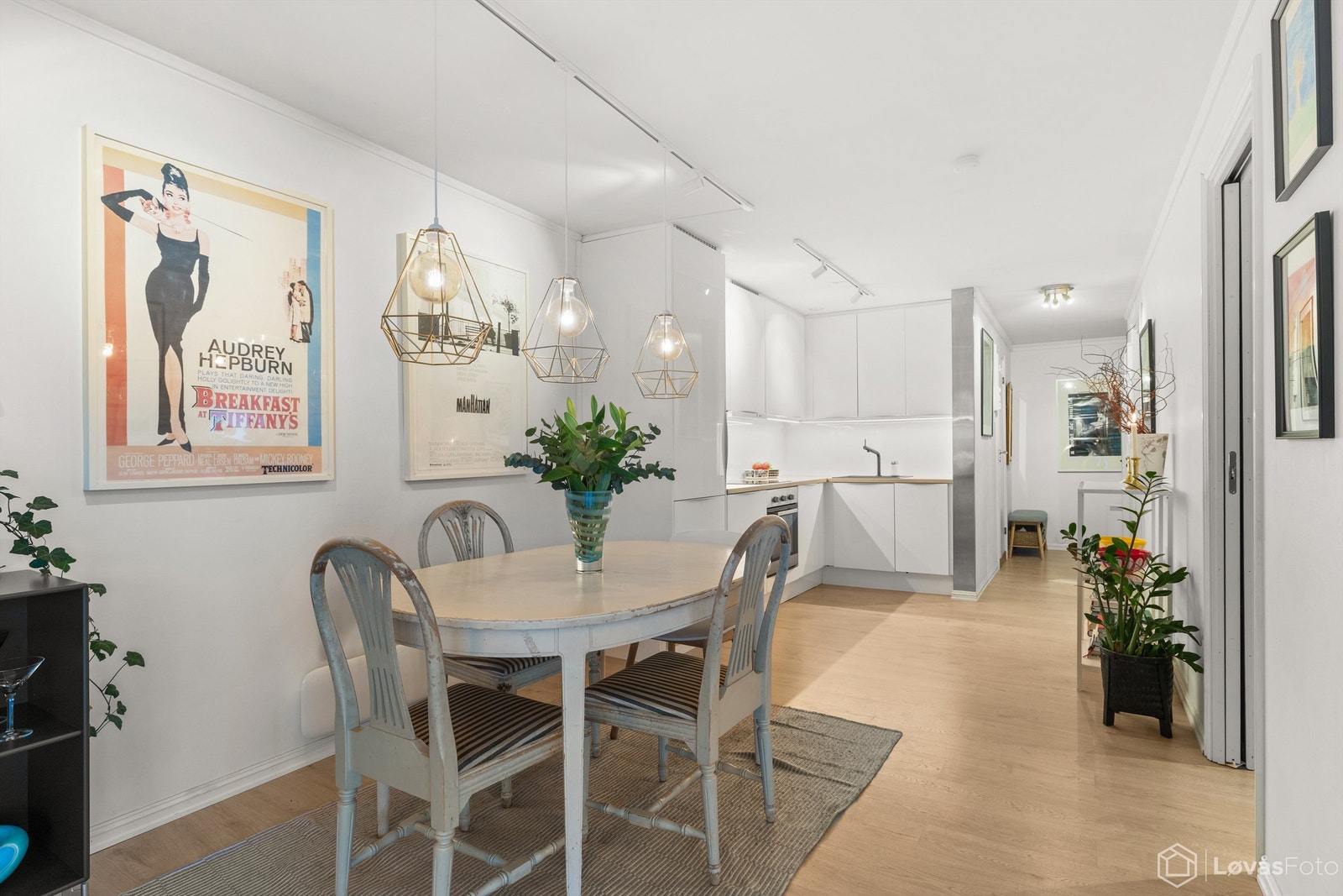 Kjøkkenet har en laminert benkeplate og godt med belysning under overskapene. Galleribilde