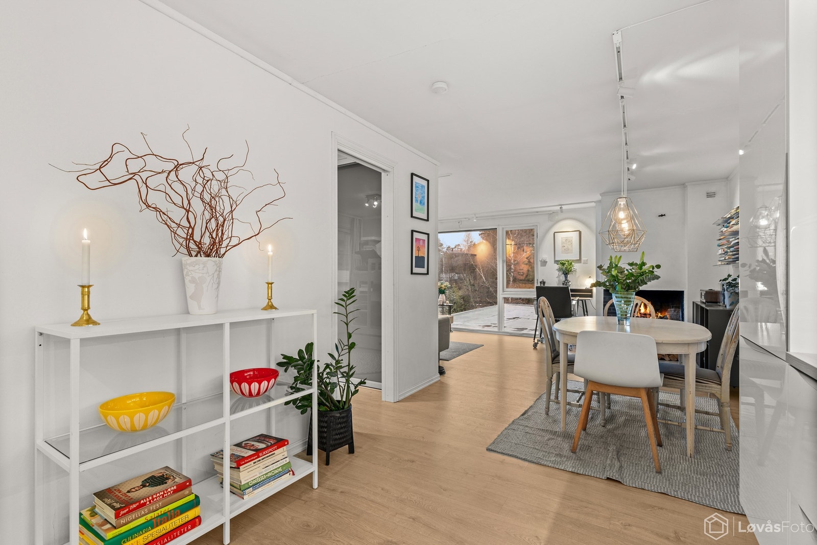 Fra kjøkkenet har du god oversikt over hele oppholdsrommet. Galleribilde