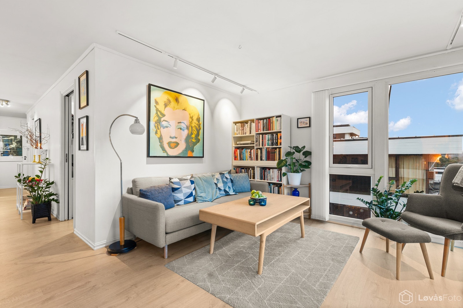 Stuen har gjennomgående laminatgulv og store vindusflater som gir rikelig med dagslys. Galleribilde