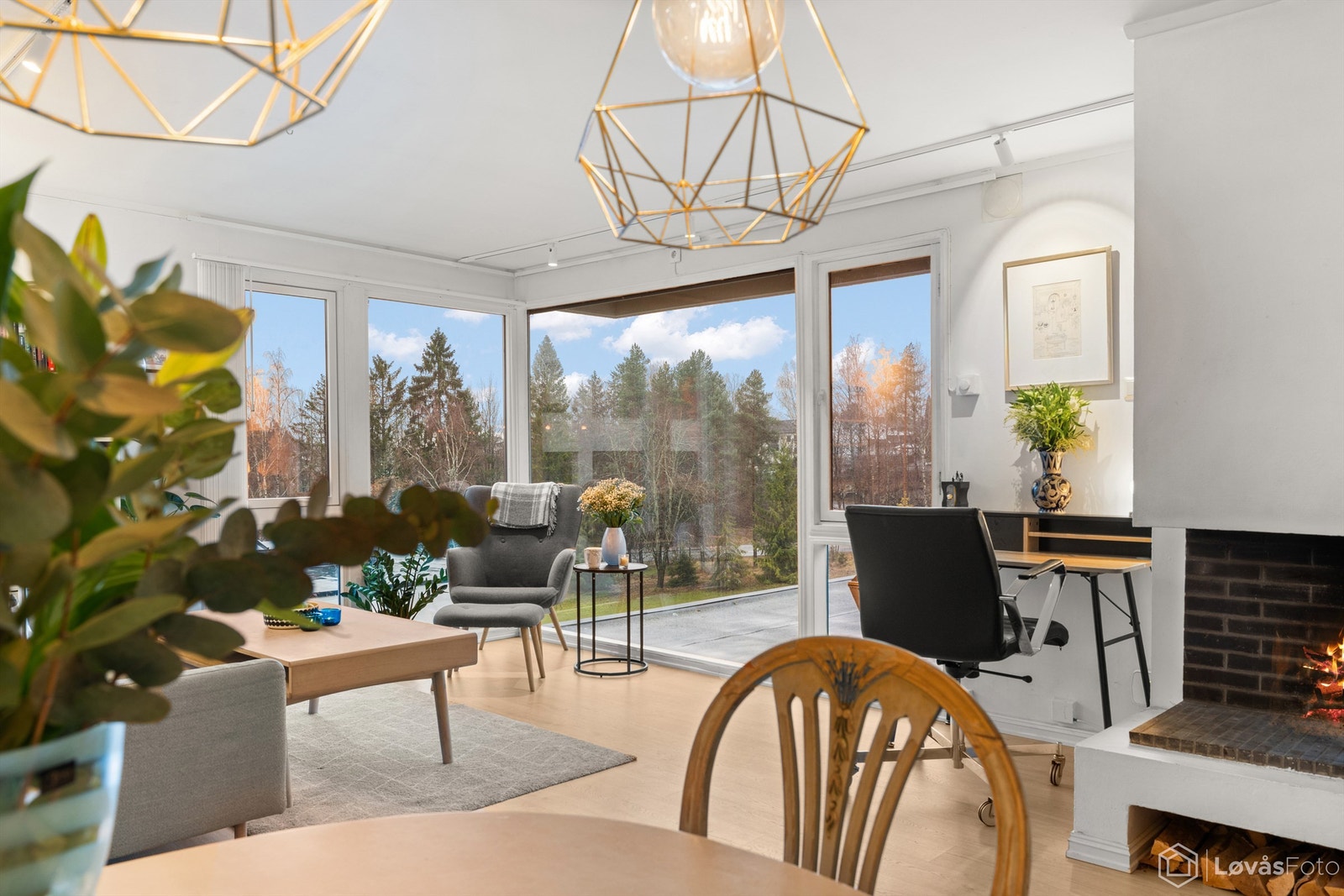 Her er det god plass til både sofagruppe og en egen kontorkrok ved peisen. Galleribilde