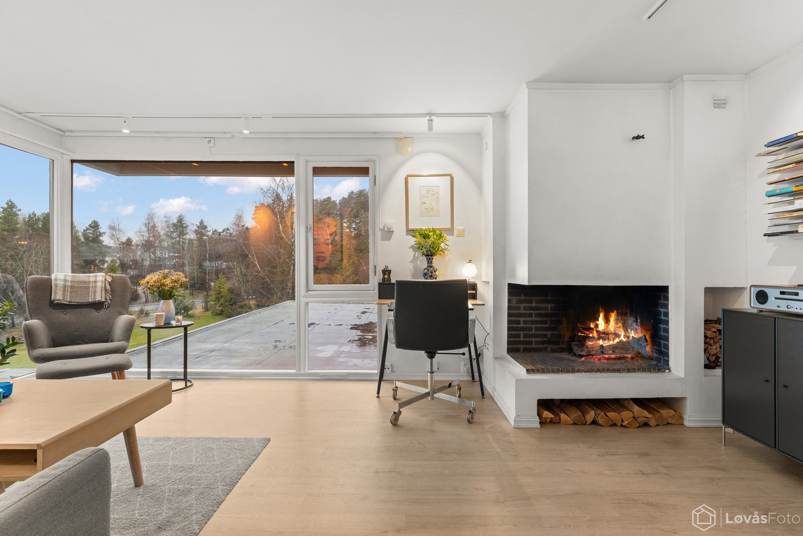 Leiligheten har en åpen og sosial stue med en stemningsfull peis. Galleribilde
