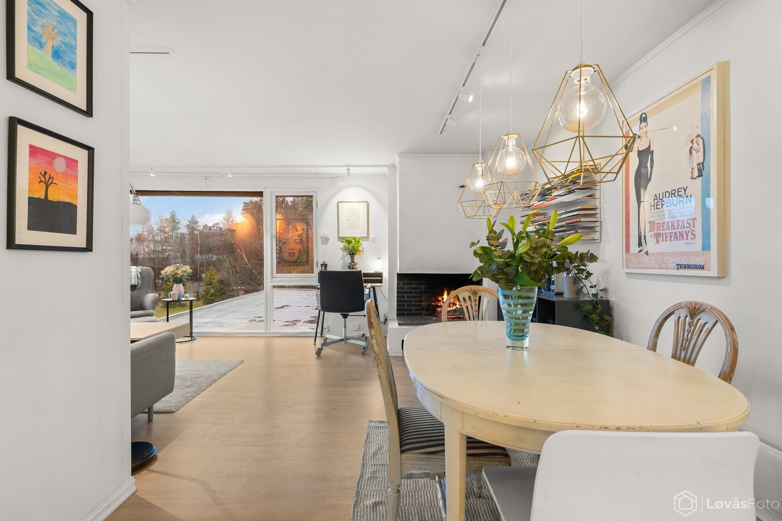 Spiseplassen fungerer som et naturlig bindeledd mellom kjøkkenet og stuen. Galleribilde