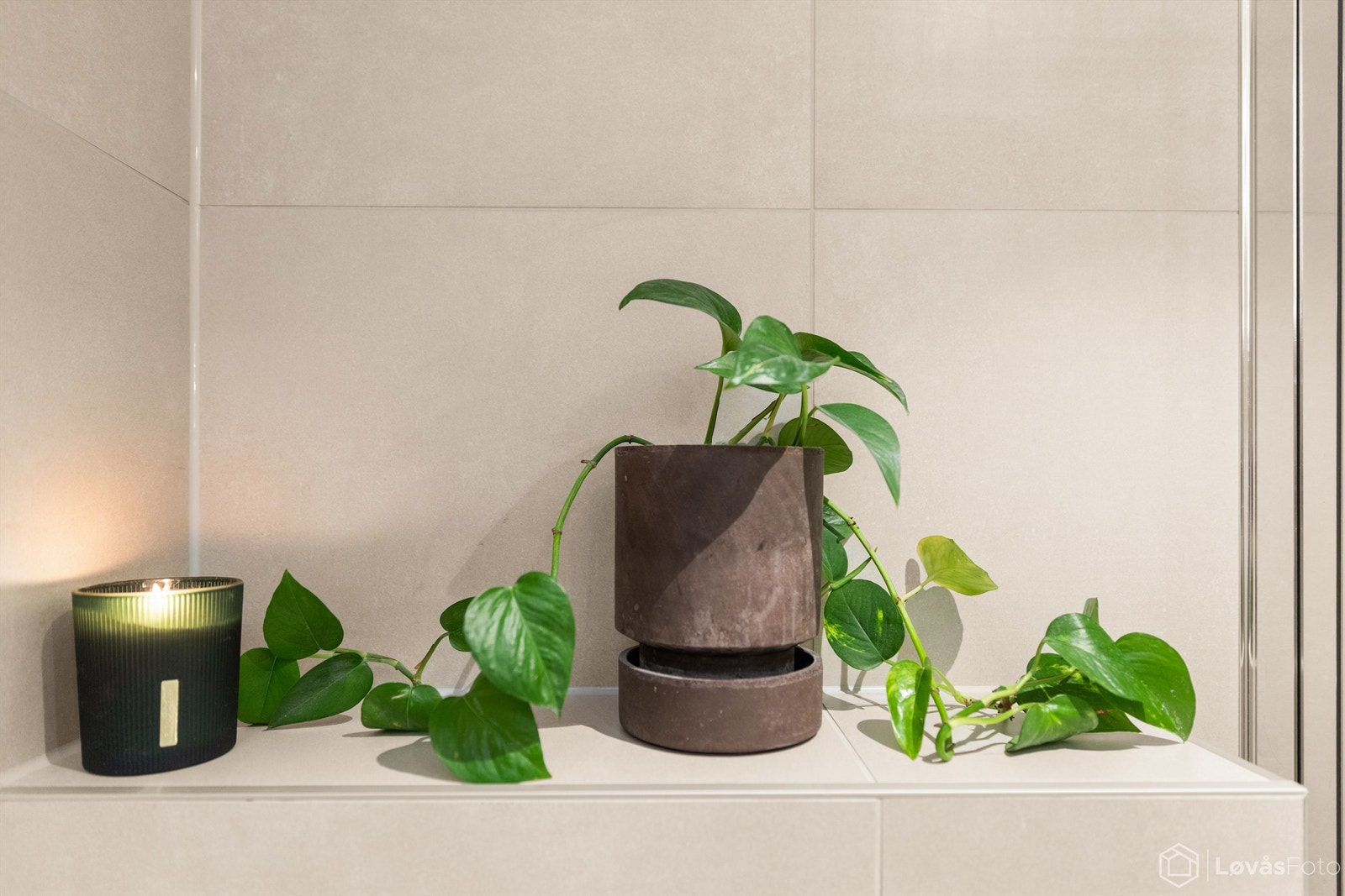 For ekstra komfort er det gulvvarme og integrerte downlights i taket. Galleribilde