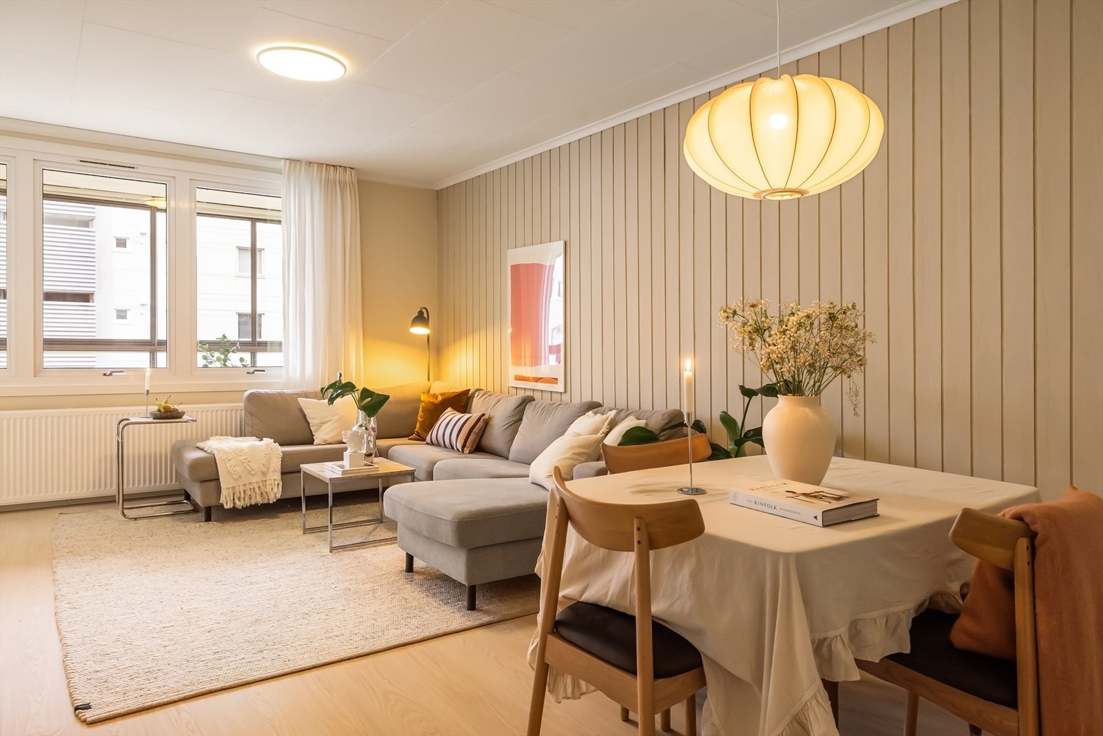 Stuen er av god størrelse på 22,8m² med god plass til både sofa- og spisegruppe. Galleribilde