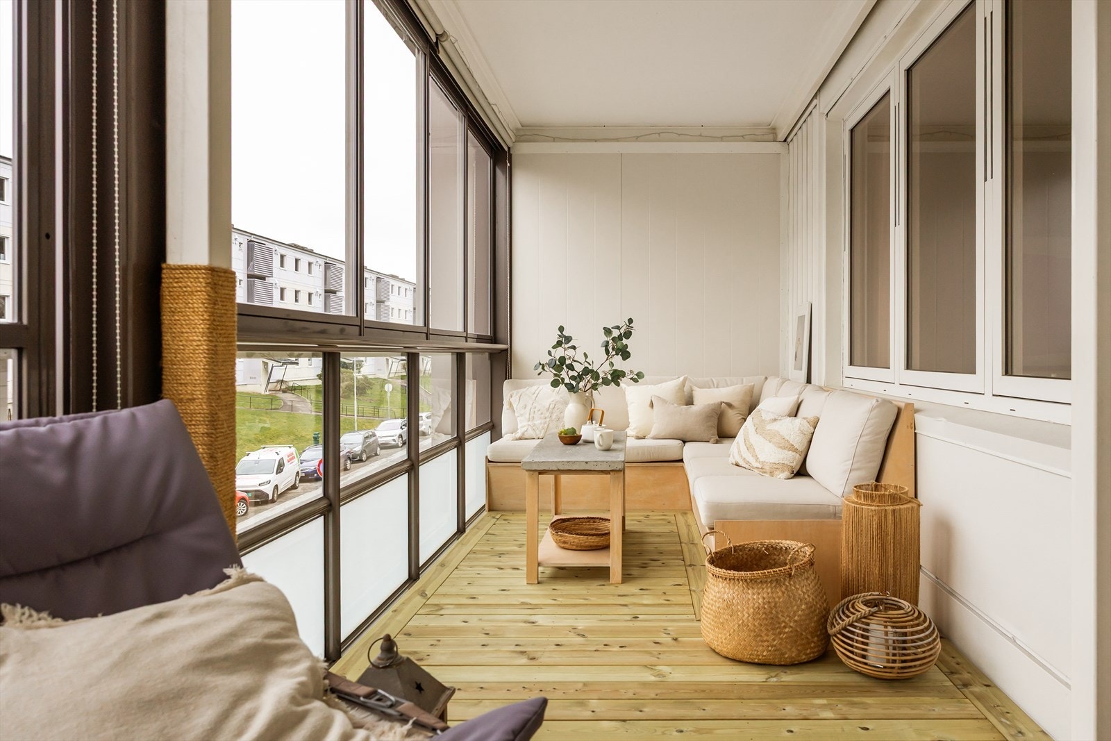 Balkongen måler hele ca. 18 m² og fungerer som en naturlig forlengelse av stuen. Galleribilde