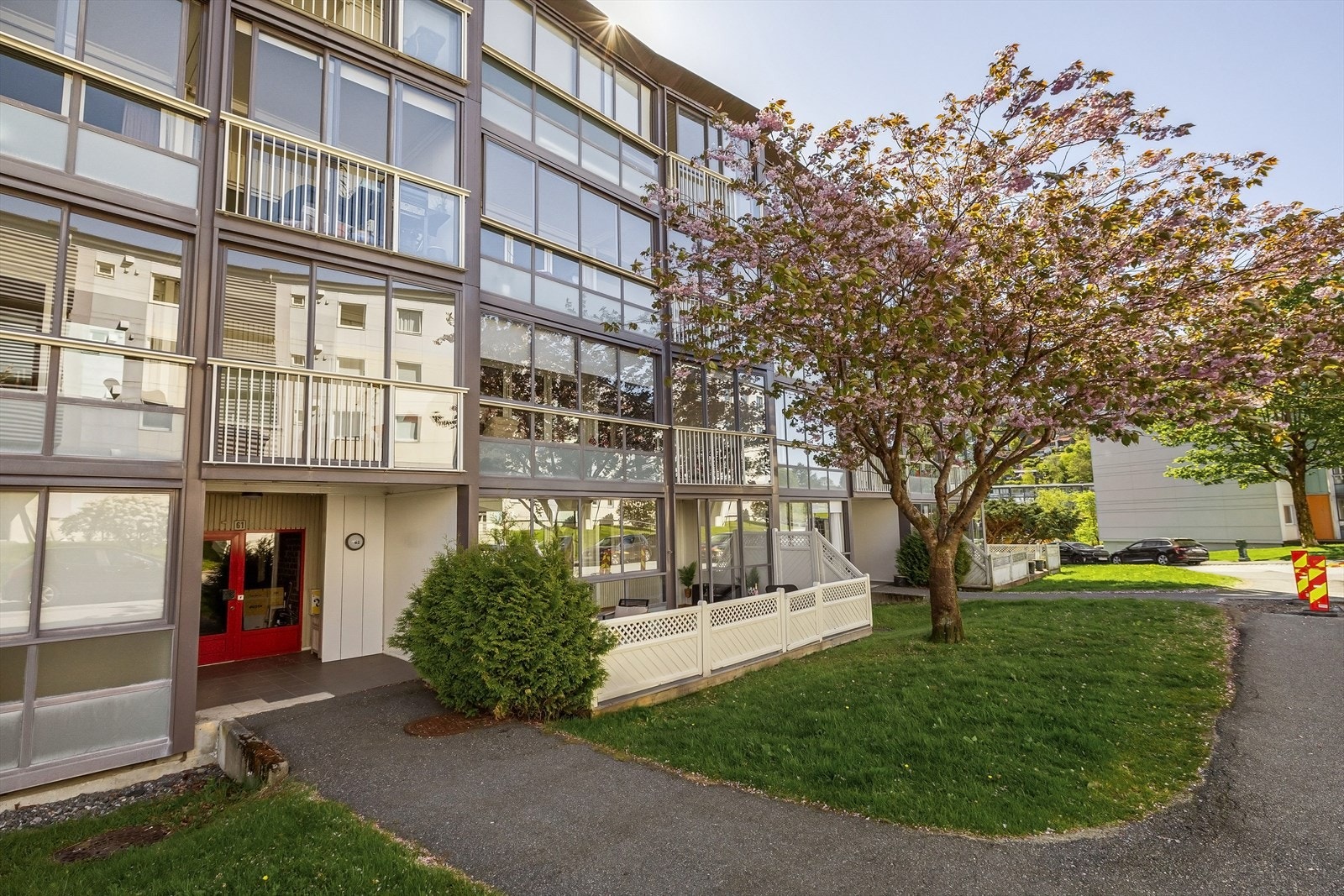 Fellesarealene er pent og parkmessig opparbeidet med fine grøntarealer, lekeplasser og parkeringsplasser Galleribilde