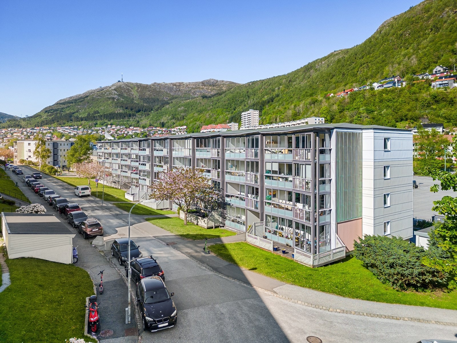 Mannsverk ligger svært sentralt til, med kort vei til både dagligvarebutikk, treningssenter, buss/bybanestopp og café for å nevne noe Galleribilde