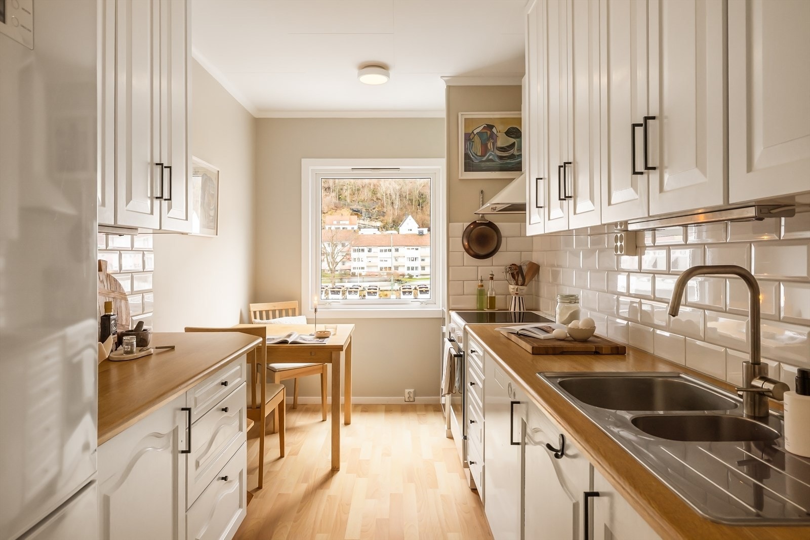 Det er plass til et lite kjøkkenbord ved vinduet og man har fin utsikt mot Nattlandsfjellet fra kjøkkenbordet Galleribilde