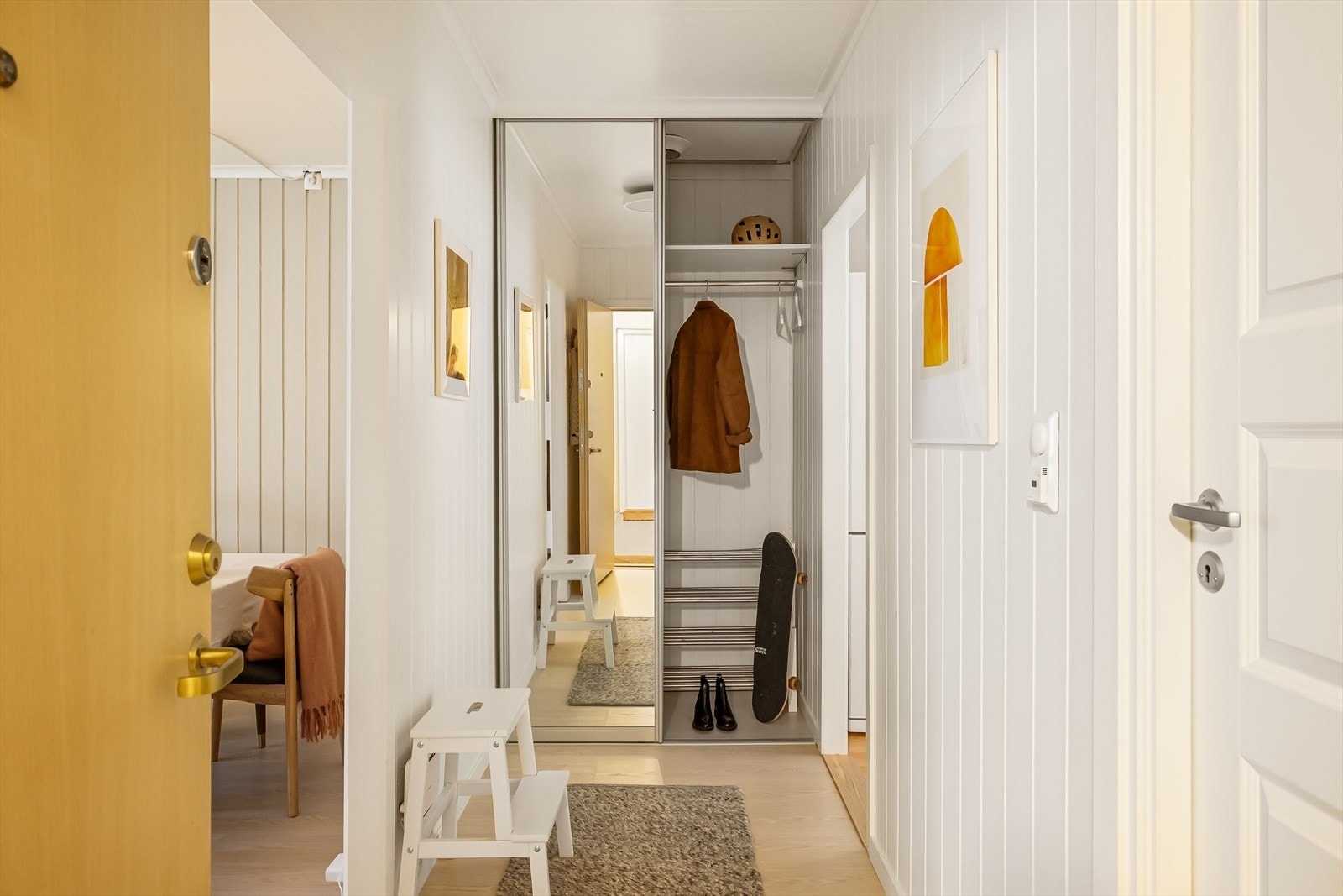 Lys og romslig entré med god oppbevaringsplass. Velkommen inn! Galleribilde