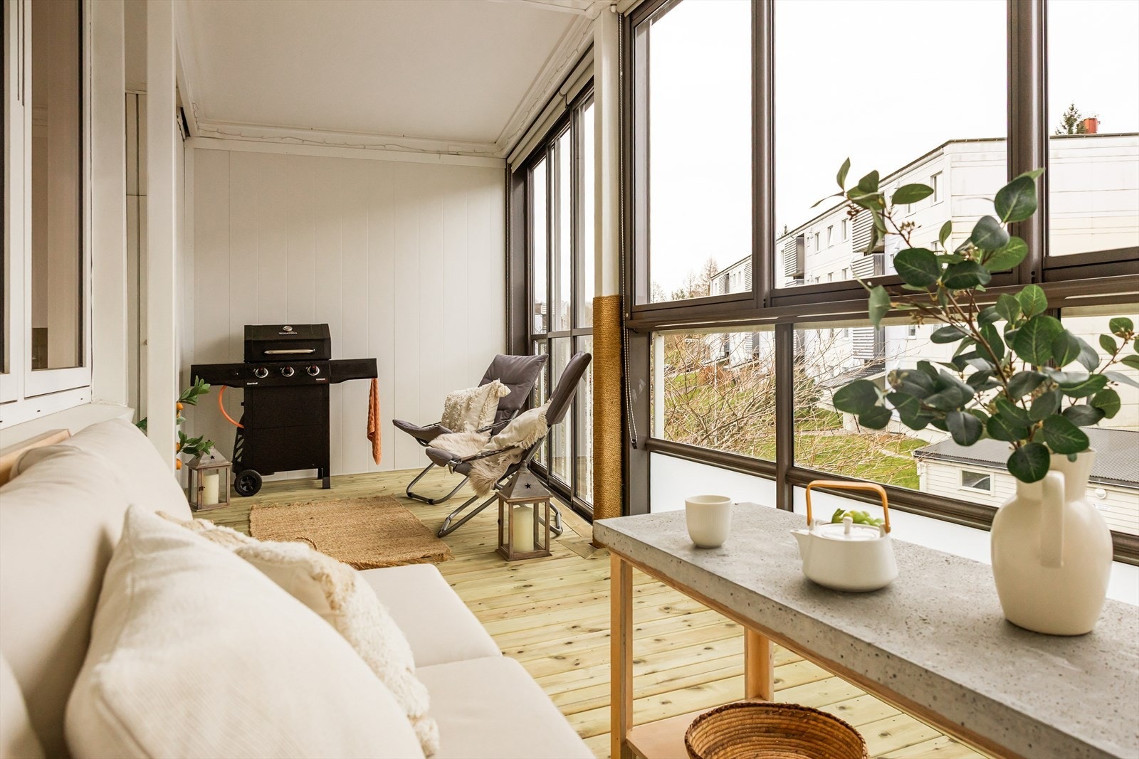 Fra stuen er det utgang til en stor innglasset balkong på 18m² - og ble utvidet i 2007 Galleribilde