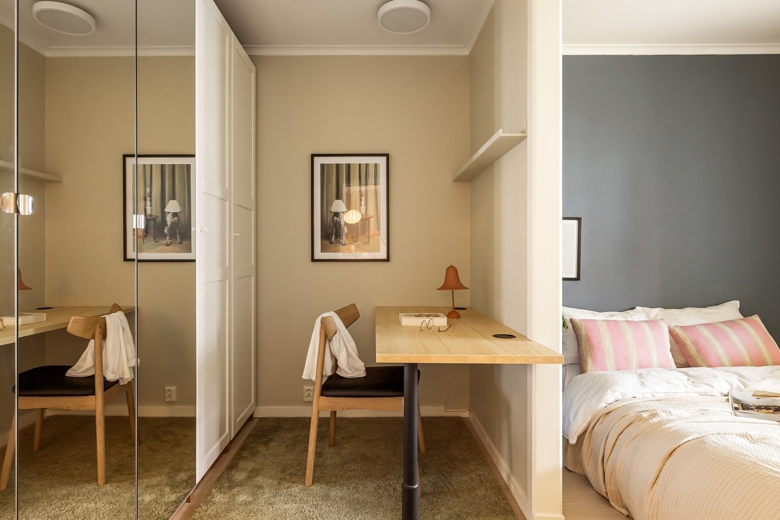 Rommet har plass til dobbeltseng, kontorpult og garderobeskap Galleribilde