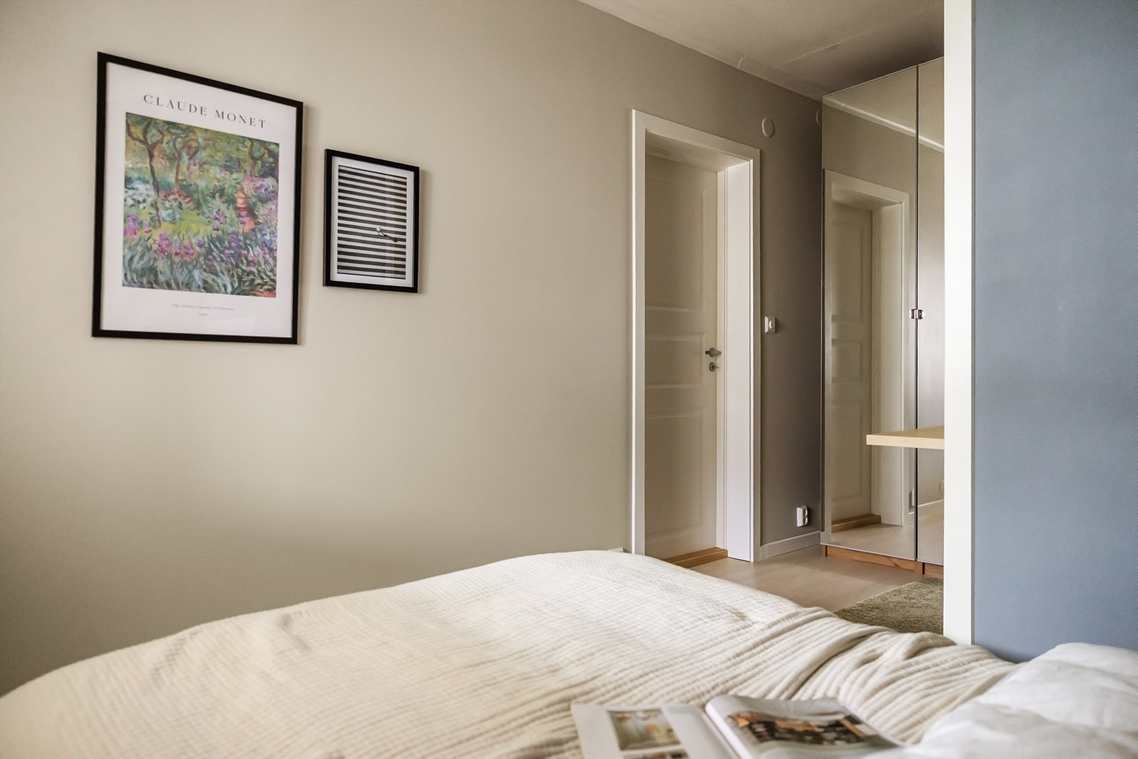 Soverommet måler hele 11,90 m² som er malt i lyse og fine fargetoner, og det er rikelig med skapplass Galleribilde