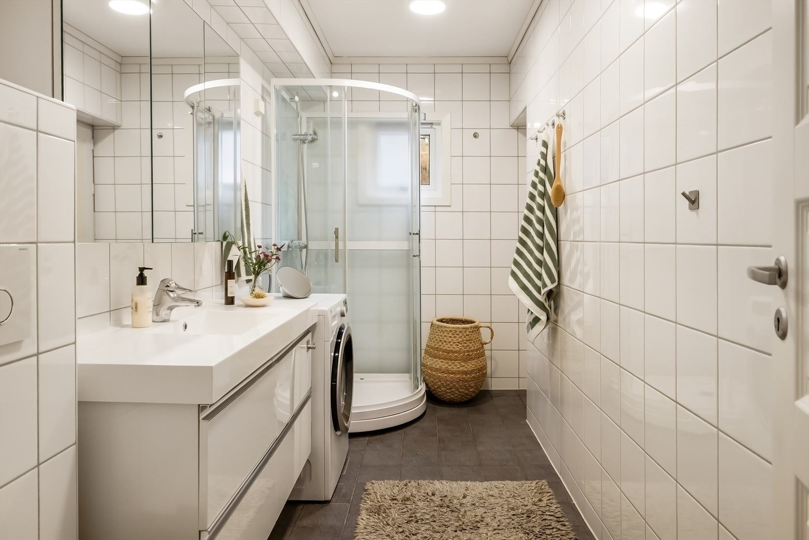 Bad og vaskerom ble slått sammen til et rom, og har utgang til tørkebalkong. Galleribilde