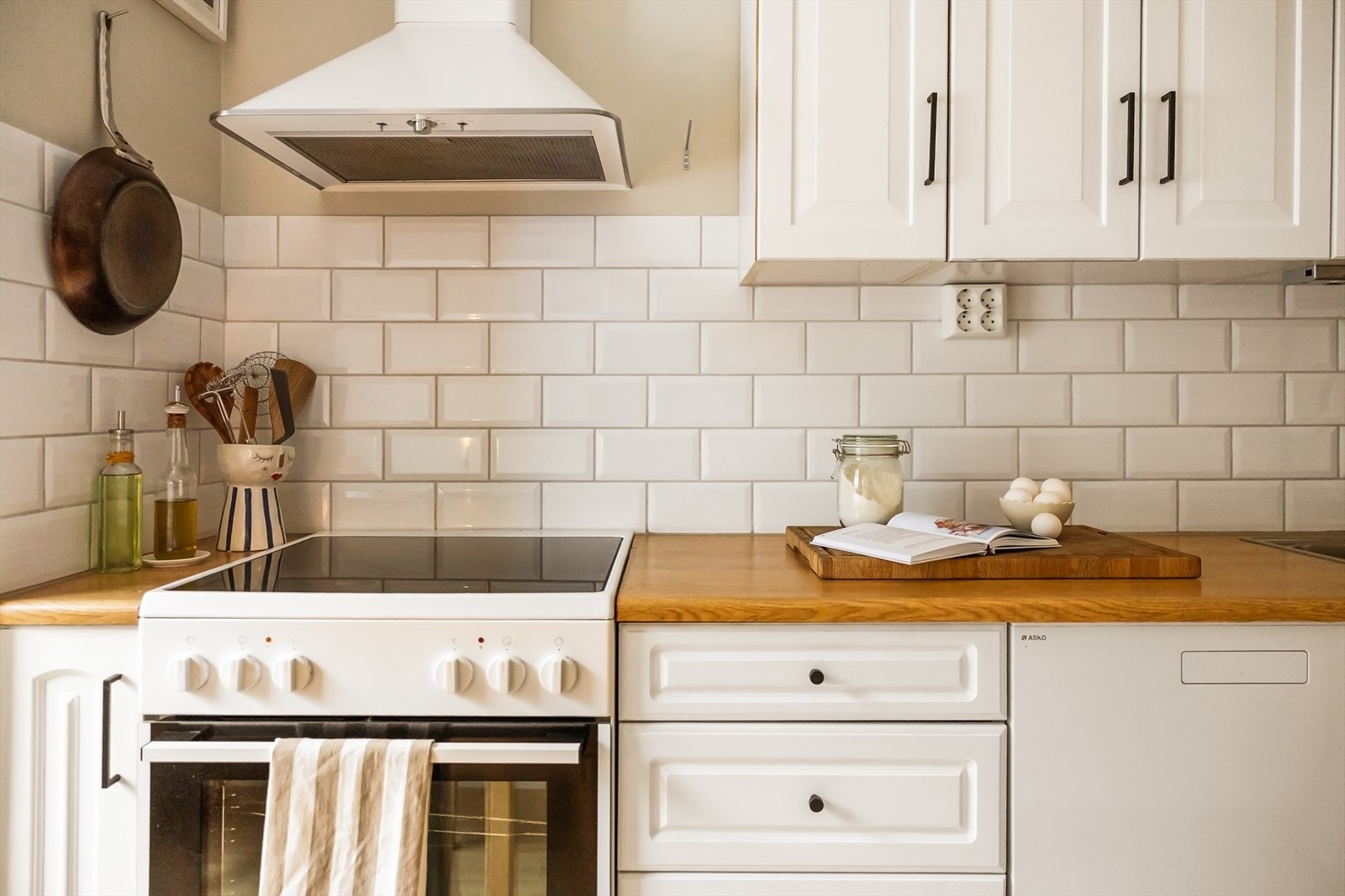 Kjøkkenet er innholdsrikt, og har rikelig med skap og benkeplass. Galleribilde