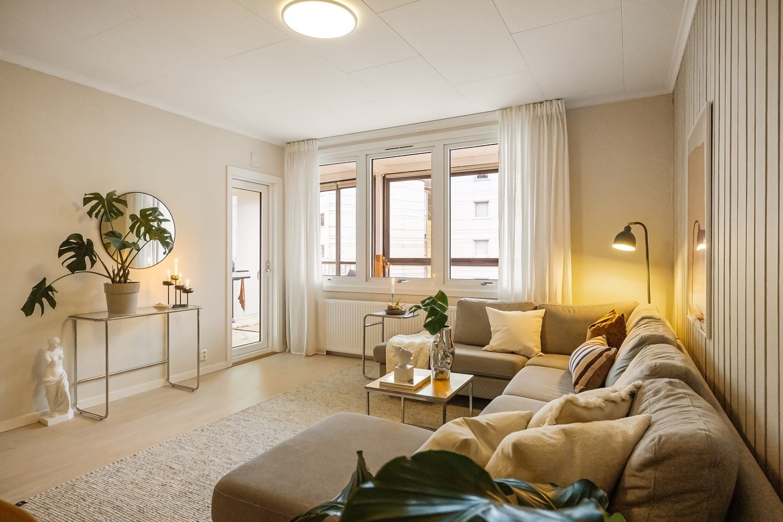 Stuen er praktisk utformet slik at det er enkelt å innrede etter eget ønske og behov. Galleribilde