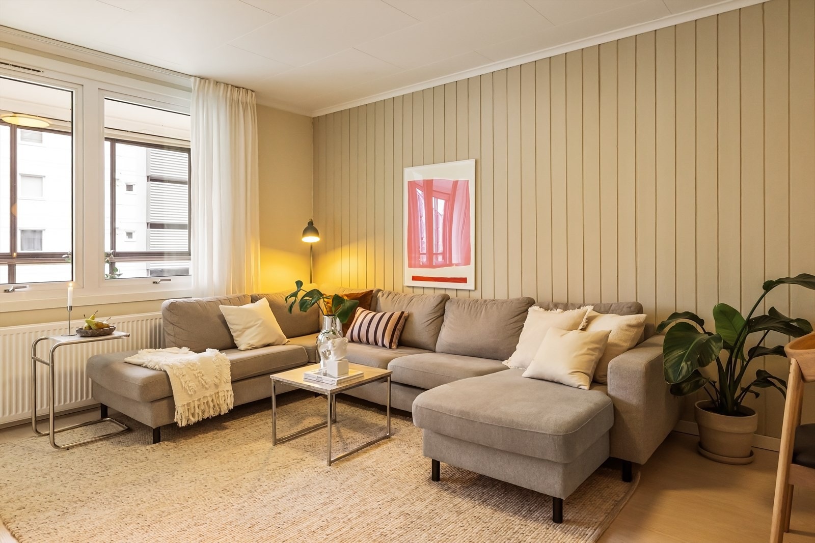 Overflatene er pene med fin laminat på gulv og fine farger på vegger. I tillegg har man radiator i stuen som gir god oppvarming på kalde dager. Galleribilde