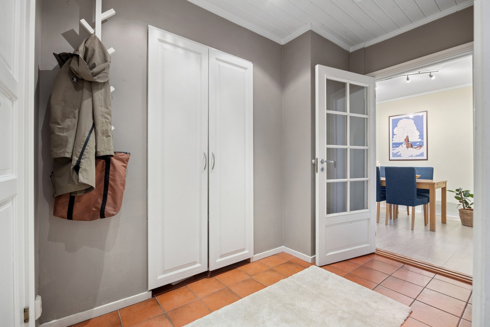 Entreen fremstår som romslig og innbydende, med et areal på ca. 4,5 m². Galleribilde