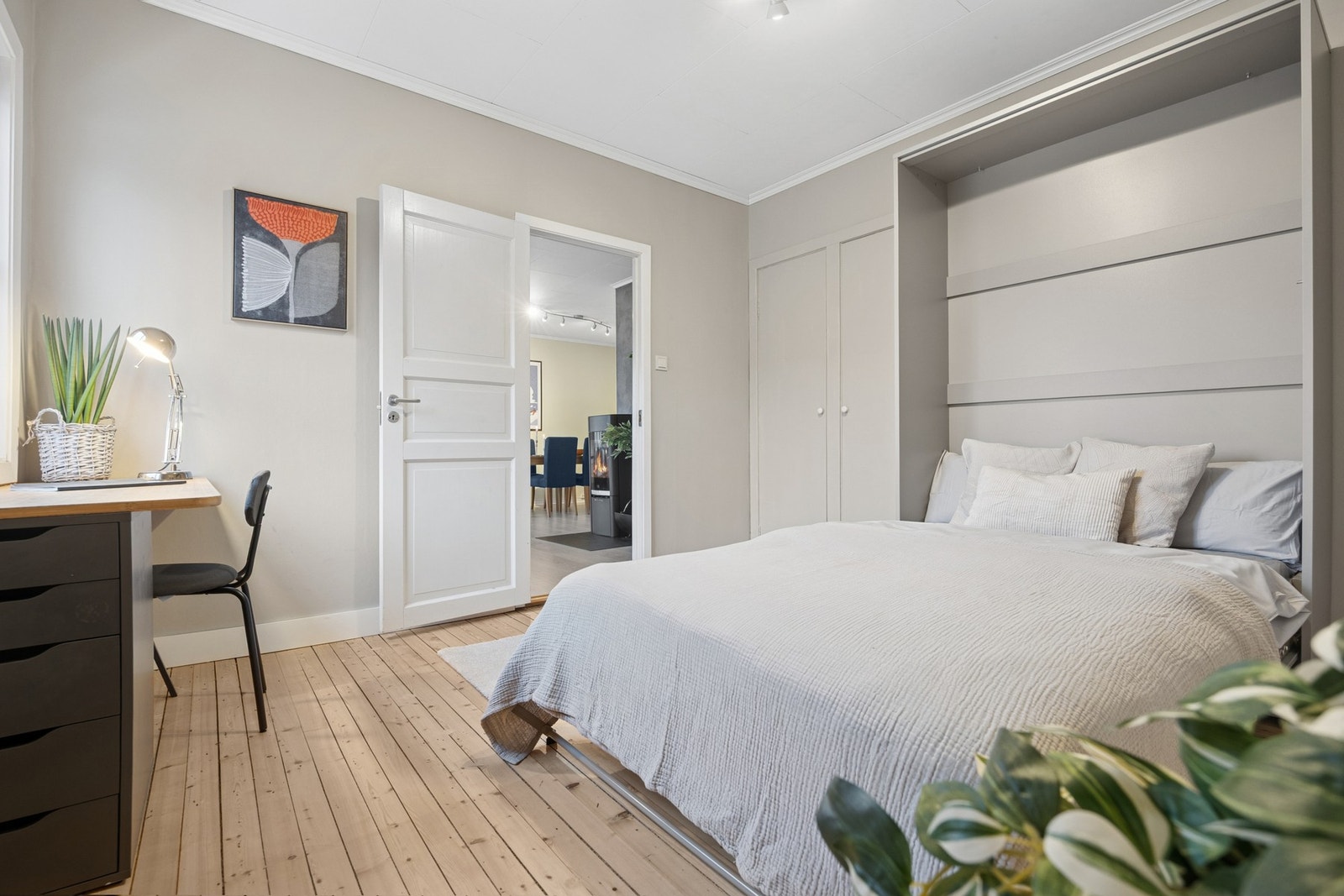 Leiligheten har to romslige soverom. Soverom 1 har et areal på ca. 11,5 m². Soverommet har en innebygd skapseng som kan slås opp og frigjøre gulvplass. Galleribilde