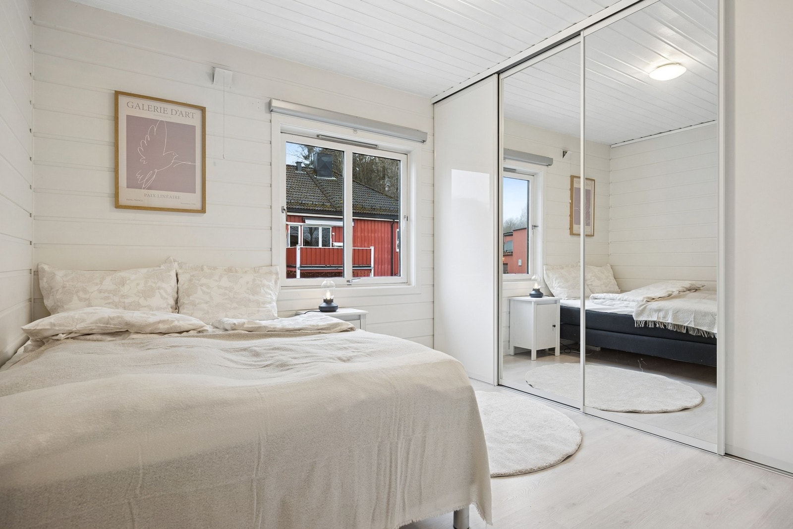 Soverom 2 på ca. 11 m² har god plass til dobbeltseng og er innredet med integrert rommelig garderobeskap med speil, som gir både praktisk oppbevaring og et luftig uttrykk. Galleribilde