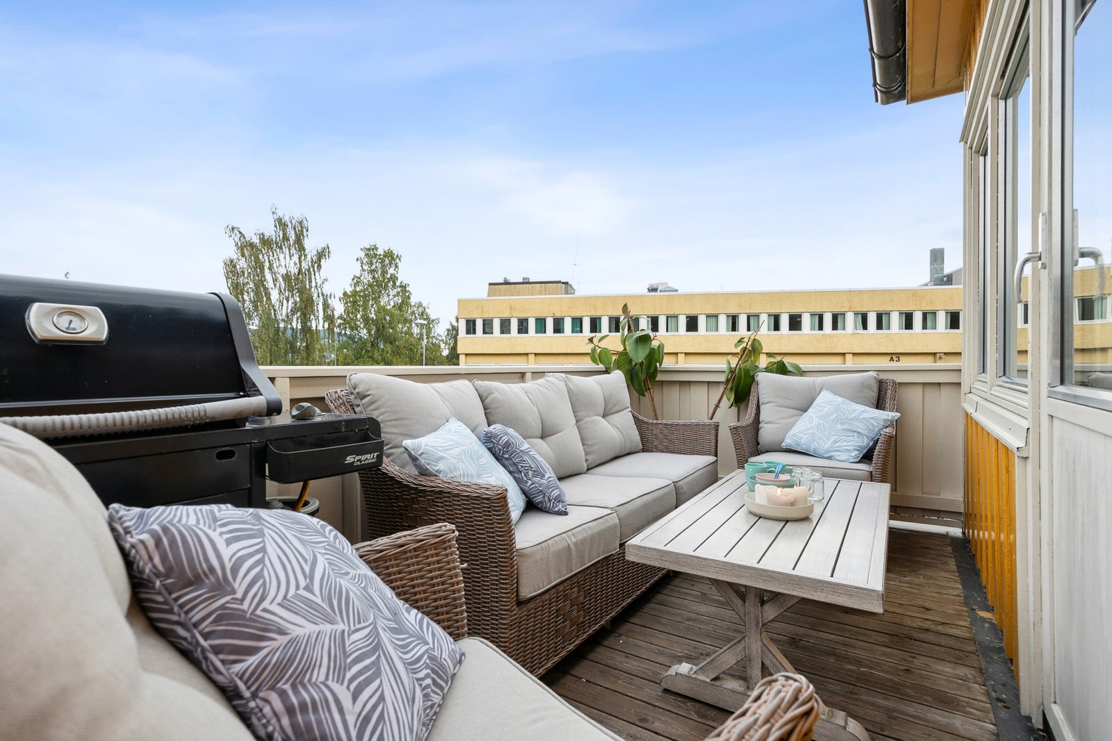 Fra stuen er det utgang til en vestvendt balkong på ca. 7,6 m² , med gode solforhold fra ettermiddag til kveld. Galleribilde